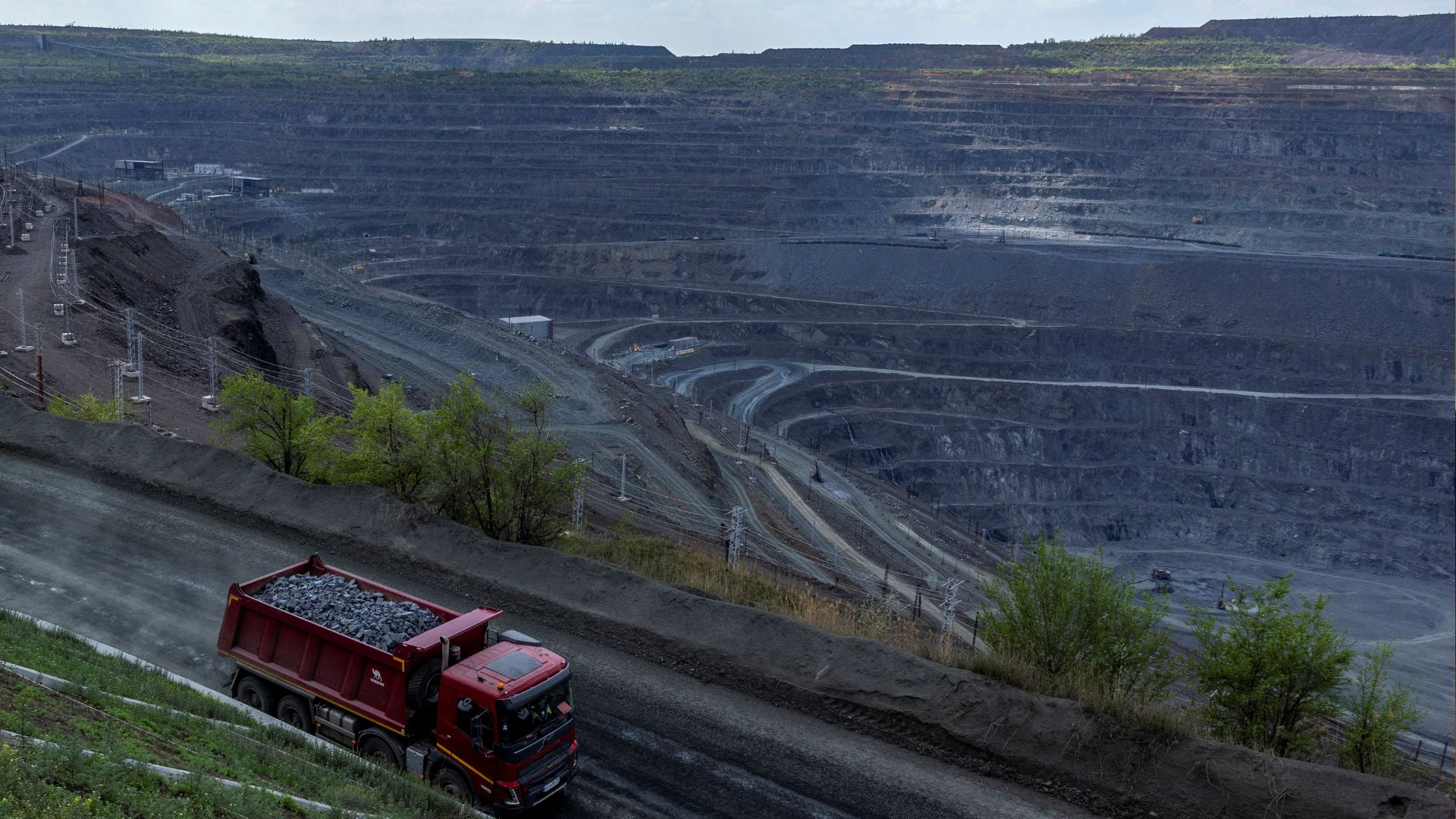 A dump truck drives past the Southern Iron Ore JV open-pit mine, amid Russia's attack on Ukraine, in Kryvyi Rih. /Thomas Peter/Reuters