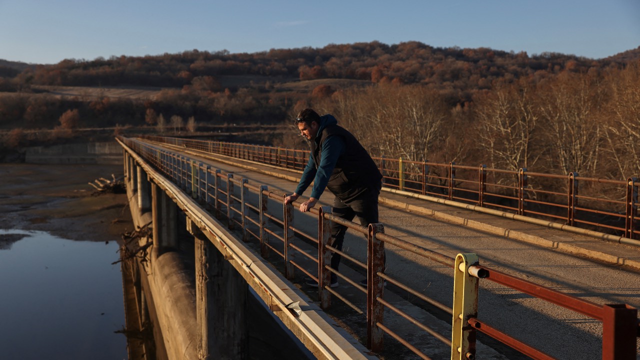 Farmers' association head Dimitris Drakoudis at Therapeio dam, Greece. /Alexandros Avramidis/Reuters
