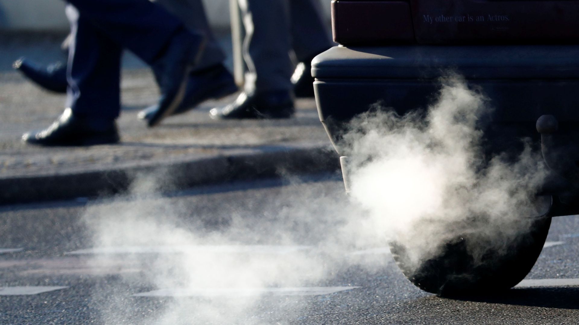 An exhaust pipe of a car is pictured on a street in a Berlin in 2018. /Fabrizio Bensch/Reuters