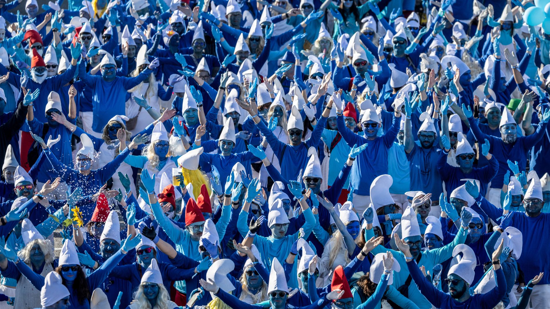 Participants in costumes take part in an attempt to break the world record for the largest gathering of Smurfs, in Landerneau, western France. /Fred Tanneau/AFP
