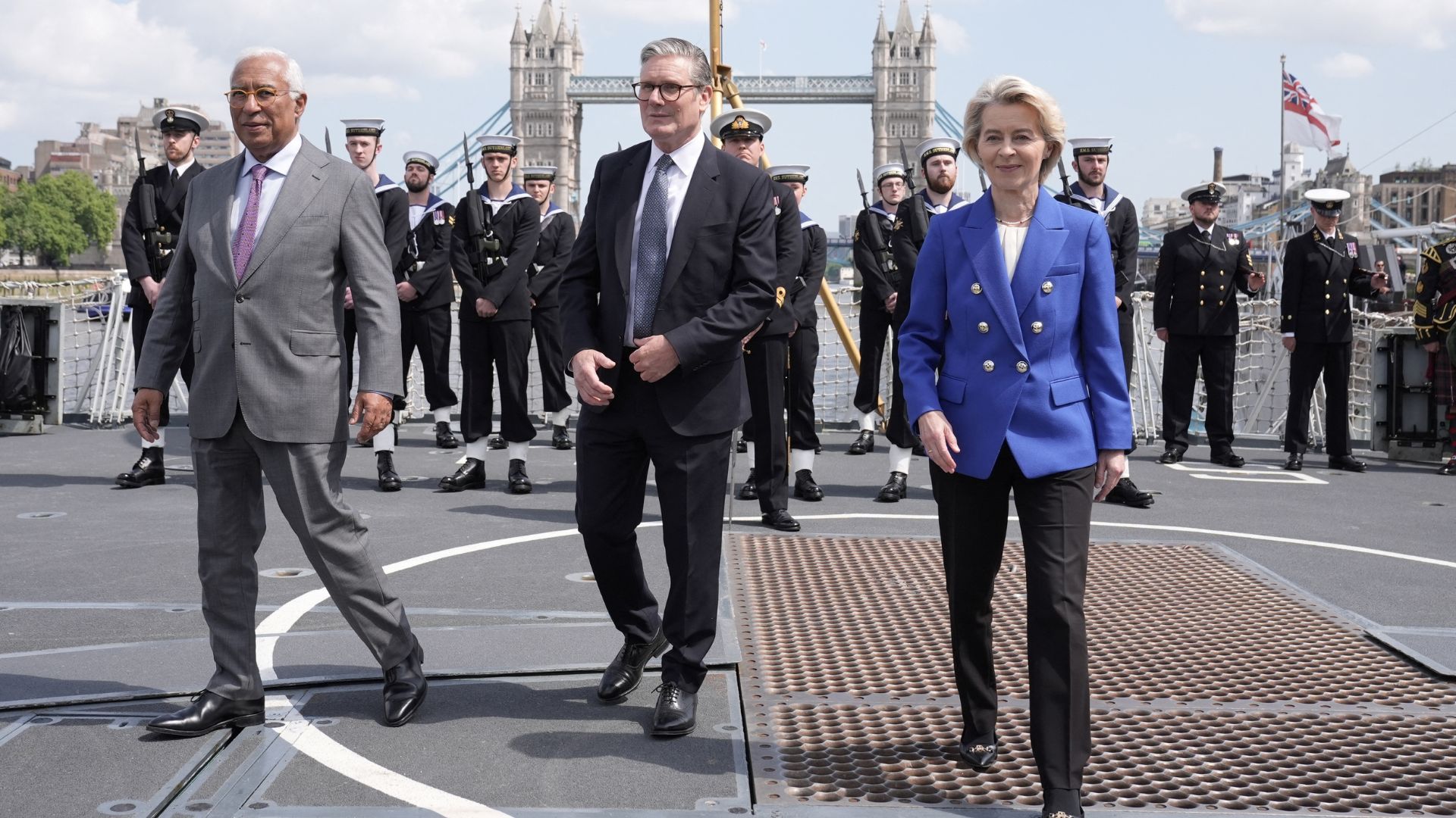 Ursula von der Leyen (R) on a recent EU-UK summit with European Council President Antonio Costa (L) and UK Prime Minister Keir Starmer (C). /Stefan Rousseau/Pool via Reuters