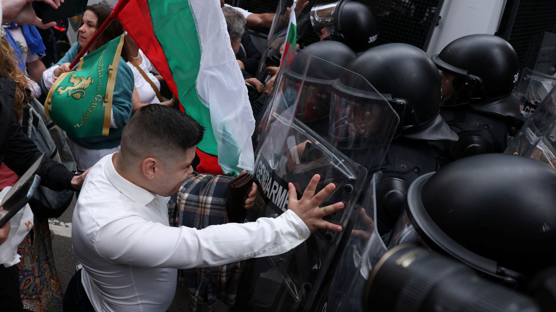 A protester scuffles with riot police as he tries to reach the European Commission office, during a demonstration against the country's plans of joining the euro zone organized by Bulgaria's ultranationalist Revival party, in Sofia. /Stoyan Nenov/Reuters